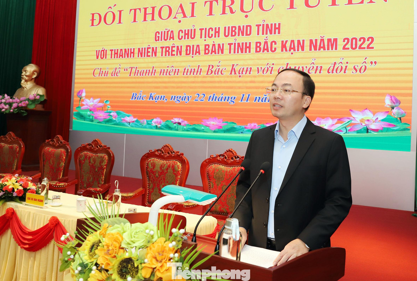 Chủ tịch UBND tỉnh Nguyễn Đăng Bình trao đổi những vấn đề thanh niên quan tâm - Ảnh: TL Chủ tịch UBND tỉnh Nguyễn Đăng Bình trao đổi những vấn đề thanh niên quan tâm - Ảnh: TL