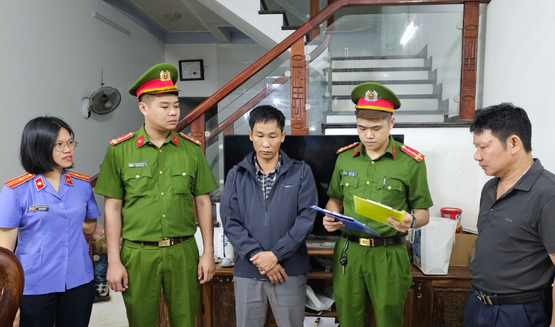 Thực hiện các biện pháp tố tụng đối với các đối tượng làm giả giấy tờ.