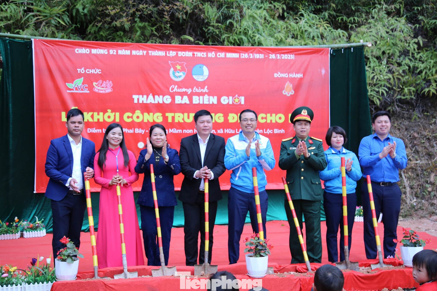 Khởi công xây dựng "Trường đẹp cho em" ở vùng biên giới xứ Lạng. Khởi công xây dựng "Trường đẹp cho em" ở vùng biên giới xứ Lạng.