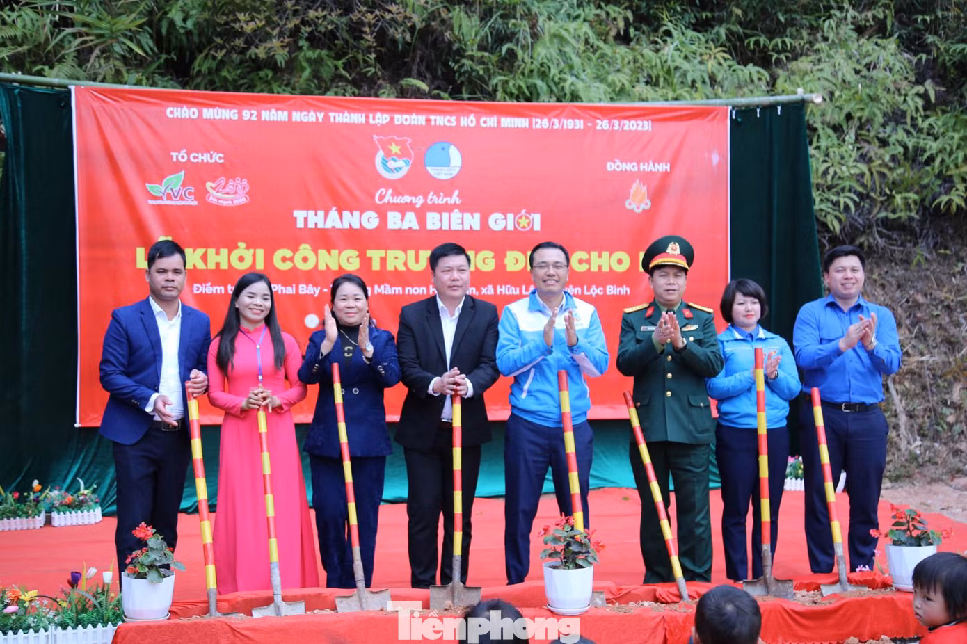Khởi công xây dựng "Trường đẹp cho em" ở vùng biên giới xứ Lạng. Khởi công xây dựng "Trường đẹp cho em" ở vùng biên giới xứ Lạng.