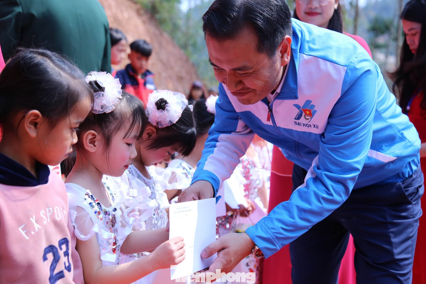 Chăm lo, động viên chăm sóc thiếu niên nhi đồng vùng dân tộc thiểu số. - Ảnh: Duy Chiến Chăm lo, động viên chăm sóc thiếu niên nhi đồng vùng dân tộc thiểu số. - Ảnh: Duy Chiến