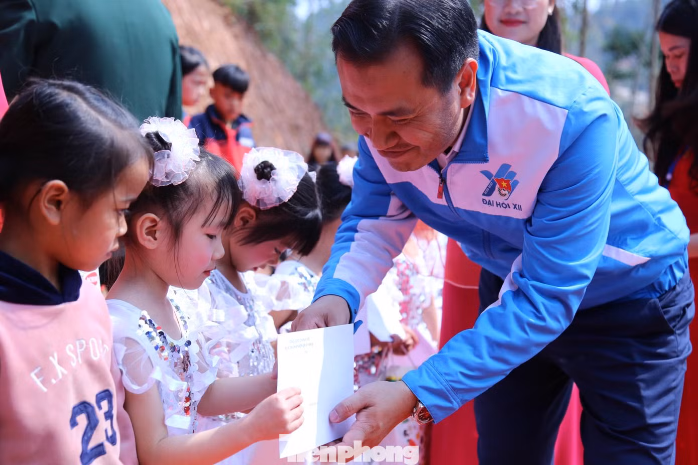 Chăm lo, động viên chăm sóc thiếu niên nhi đồng vùng dân tộc thiểu số. - Ảnh: Duy Chiến Chăm lo, động viên chăm sóc thiếu niên nhi đồng vùng dân tộc thiểu số. - Ảnh: Duy Chiến