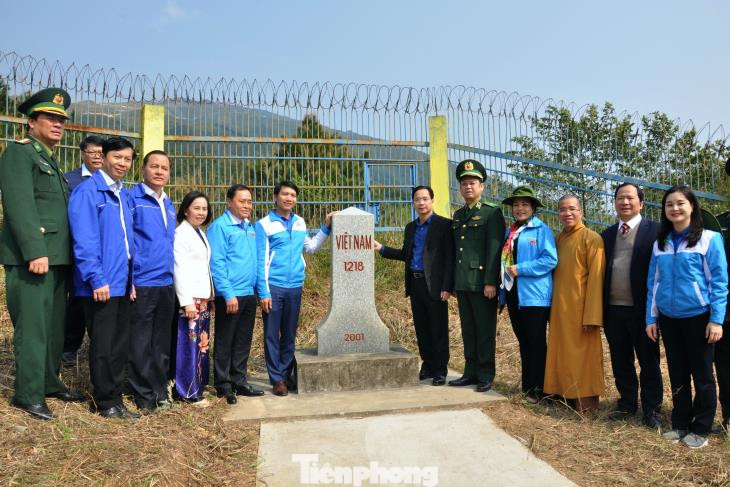 Tự hào, trách nhiệm với cột mốc giới- chủ quyền lãnh thổ thiêng liêng của Tổ quốc. - Ảnh: Duy Chiến Tự hào, trách nhiệm với cột mốc giới- chủ quyền lãnh thổ thiêng liêng của Tổ quốc. - Ảnh: Duy Chiến