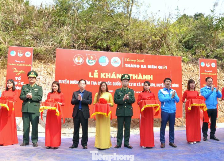 Trưa 3/3, tại biên giới Lạng Sơn đã hình thành, bàn giao đường nhánh lên cột mốc 1218 thuộc xã Mẫu Sơn, huyện Lộc Bình. - Ảnh: Duy Chiến Trưa 3/3, tại biên giới Lạng Sơn đã hình thành, bàn giao đường nhánh lên cột mốc 1218 thuộc xã Mẫu Sơn, huyện Lộc Bình. - Ảnh: Duy Chiến