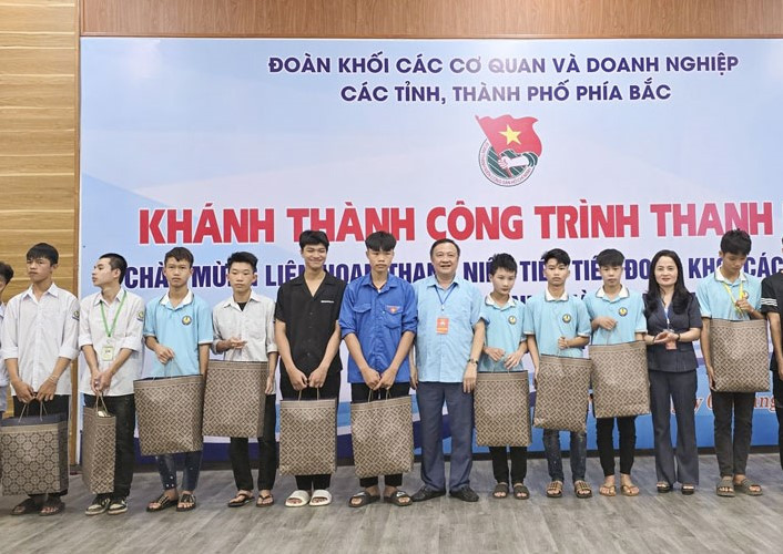 Tặng quà, hỗ trợ các em học sinh hoàn cảnh khó khăn