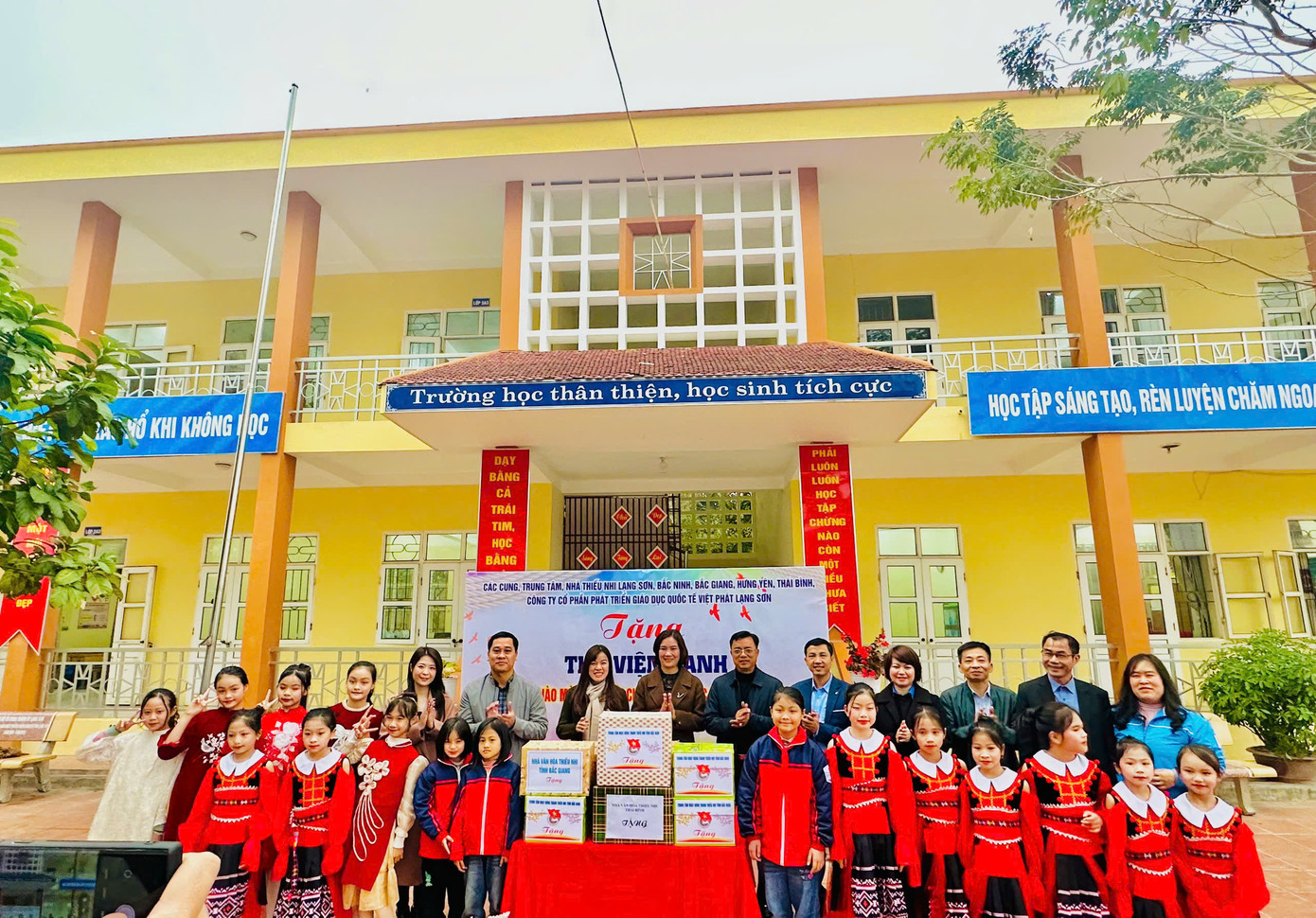 Trao nhiều phần quà cho trẻ em xứ Lạng.