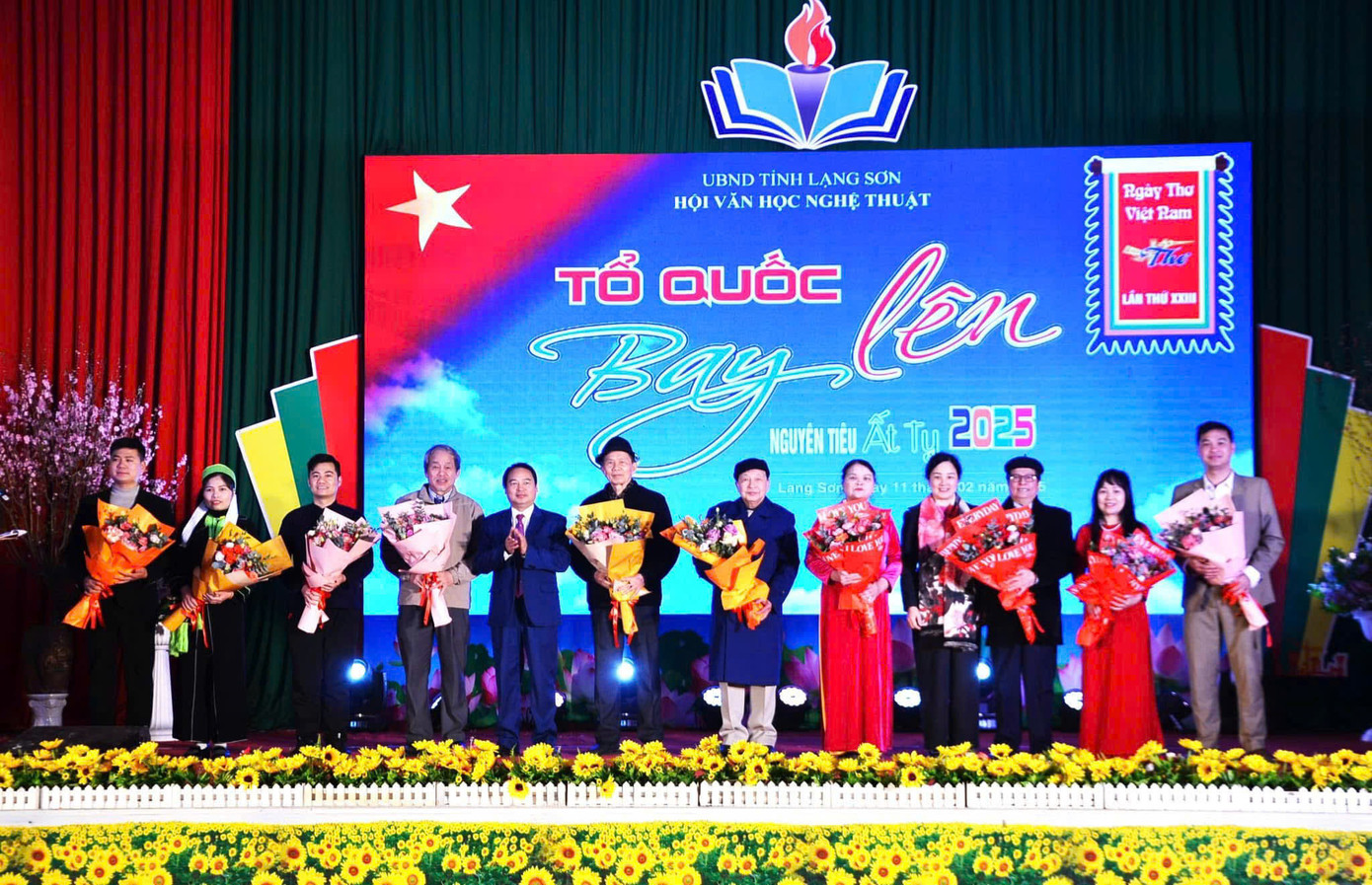 Các tác giả tham gia Ngày thơ Tổ quốc bay lên ở xứ Lạng nhận hoa của lãnh đạo Hội VHNT Lạng Sơn. Các tác giả tham gia Ngày thơ Tổ quốc bay lên ở xứ Lạng nhận hoa của lãnh đạo Hội VHNT Lạng Sơn.