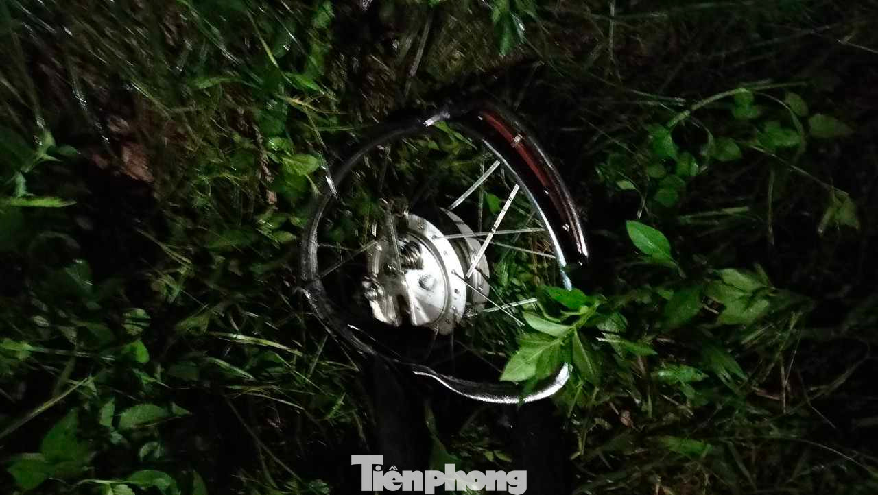 Phương tiện mô tô bị xe ô tô của ông Bế Văn Hiên đâm vỡ tan tành, bánh xe rời khỏi thân xe. Ảnh: Duy Chiến Phương tiện mô tô bị xe ô tô của ông Bế Văn Hiên đâm vỡ tan tành, bánh xe rời khỏi thân xe. Ảnh: Duy Chiến