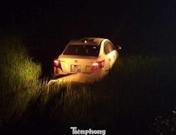Sau khi va chạm liên hoàn với 2 xe mô tô, xe ô tô bị lao xuống ruộng, dừng lại. Ảnh: Duy Chiến Sau khi va chạm liên hoàn với 2 xe mô tô, xe ô tô bị lao xuống ruộng, dừng lại. Ảnh: Duy Chiến
