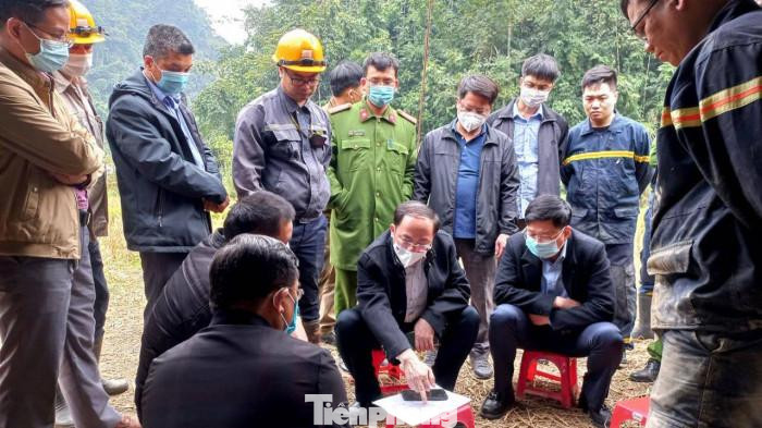 Lãnh đạo tỉnh, các ban ngành, đoàn thể nỗ lực chỉ đạo nhanh chóng tìm kiếm nạn nhân. Ảnh: BK