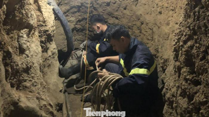 Các đội cứu hộ đang nỗ lực vào hang giải cứu 2 nạn nhân mắc kẹt trong hang. Ảnh: BK