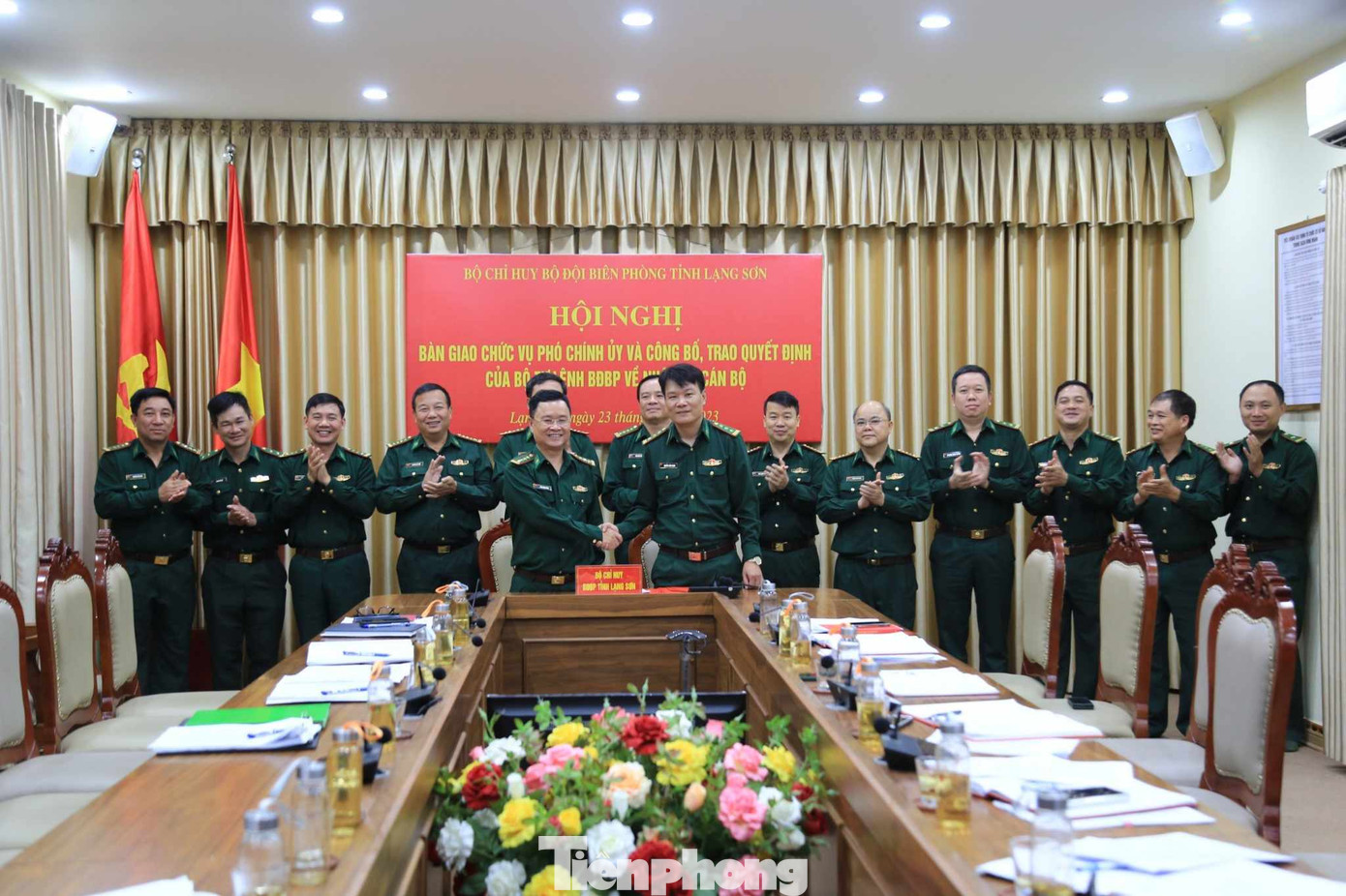 Hội nghị bàn giao chức vụ Phó Chính ủy Lạng Sơn giữa Thượng tá Nguyễn Xuân Thanh (bìa phải) và Đại tá Trần Quang Tùng (bìa trái). Ảnh: Duy Chiến