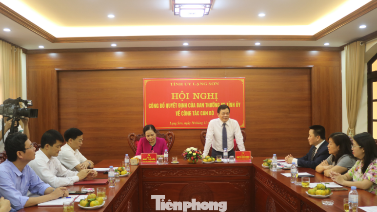 Thay mặt Tỉnh ủy, ông Nguyễn Quốc Khánh- Ủy viên Thường vụ tỉnh ủy- Trưởng ban Tổ chức Tỉnh ủy Lạng Sơn chúc mừng và mong muốn tân Phó trưởng ban Dân vận tỉnh ủy nỗ lực hơn nữa, hoàn thành tốt nhiệm vụ được giao. Ảnh:Duy Chiến