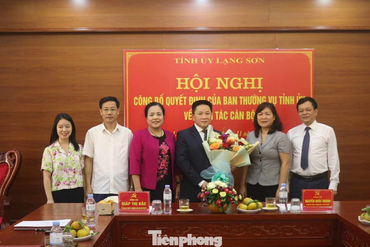 Ông Nguyễn Khắc Phương (giữa) nhận hoa chúc mừng của lãnh đạo, sở ngành tỉnh Lạng Sơn. Ảnh: Duy Chiến