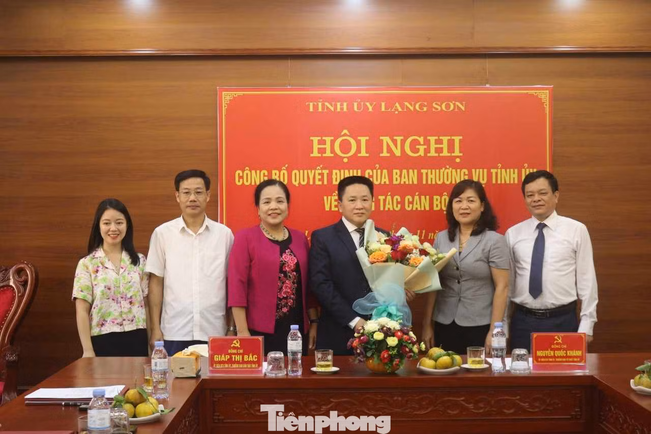Ông Nguyễn Khắc Phương (giữa) nhận hoa chúc mừng của lãnh đạo, sở ngành tỉnh Lạng Sơn. Ảnh: Duy Chiến