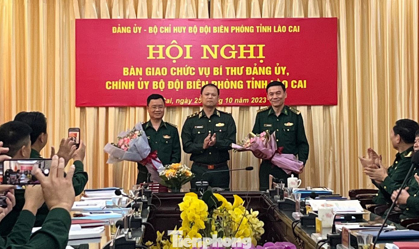 Lãnh đạo Bộ Tư lệnh Bộ đội Biên phòng tặng hoa chúc mừng Đại tá Trần Quang Tùng (bìa trái) đảm nhiệm chức vụ Chính ủy Bộ đội Biên phòng Lào Cai.
