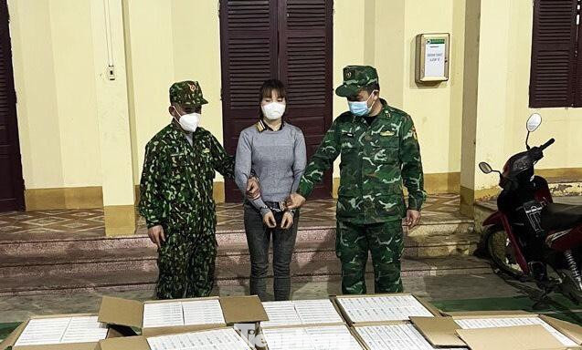 Lợi dụng rừng núi biên giới, đối tượng Nhân (giữa) cùng toán người vận chuyển trái phép 7.500 bộ kit test nhanh COVID-19 không giấy tờ hợp lệ -Ảnh: Vi Toàn Lợi dụng rừng núi biên giới, đối tượng Nhân (giữa) cùng toán người vận chuyển trái phép 7.500 bộ kit test nhanh COVID-19 không giấy tờ hợp lệ -Ảnh: Vi Toàn