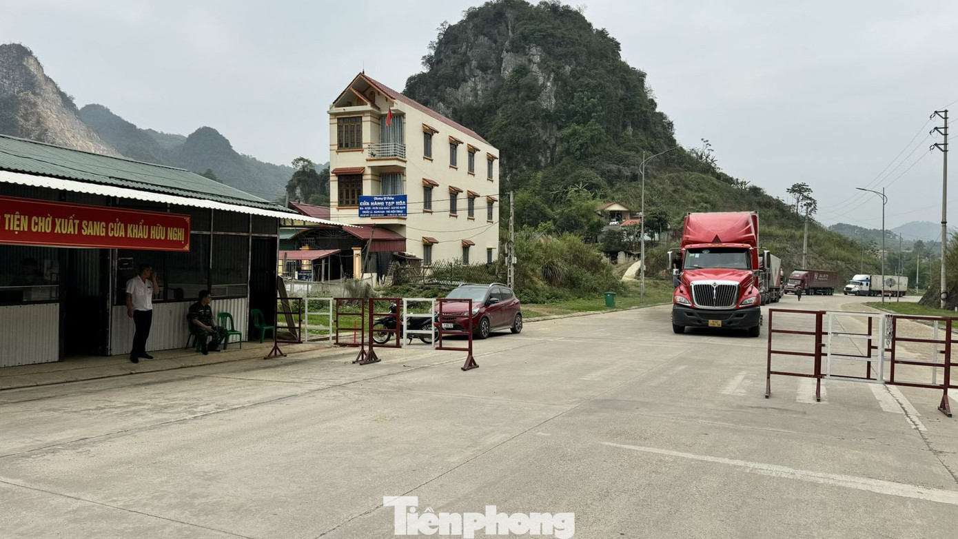 Xe chở hàng xuất khẩu vào khu phi thuế quan thuộc khu vực cửa khẩu Tân Thanh chờ thông quan hàng hóa. Xe chở hàng xuất khẩu vào khu phi thuế quan thuộc khu vực cửa khẩu Tân Thanh chờ thông quan hàng hóa.