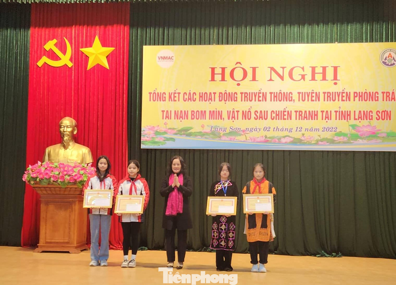 Lãnh đạo Sở Giáo dục đào tạo tỉnh Lạng Sơn trao giải cho các em học sinh - Ảnh: Duy Chiến Lãnh đạo Sở Giáo dục đào tạo tỉnh Lạng Sơn trao giải cho các em học sinh - Ảnh: Duy Chiến