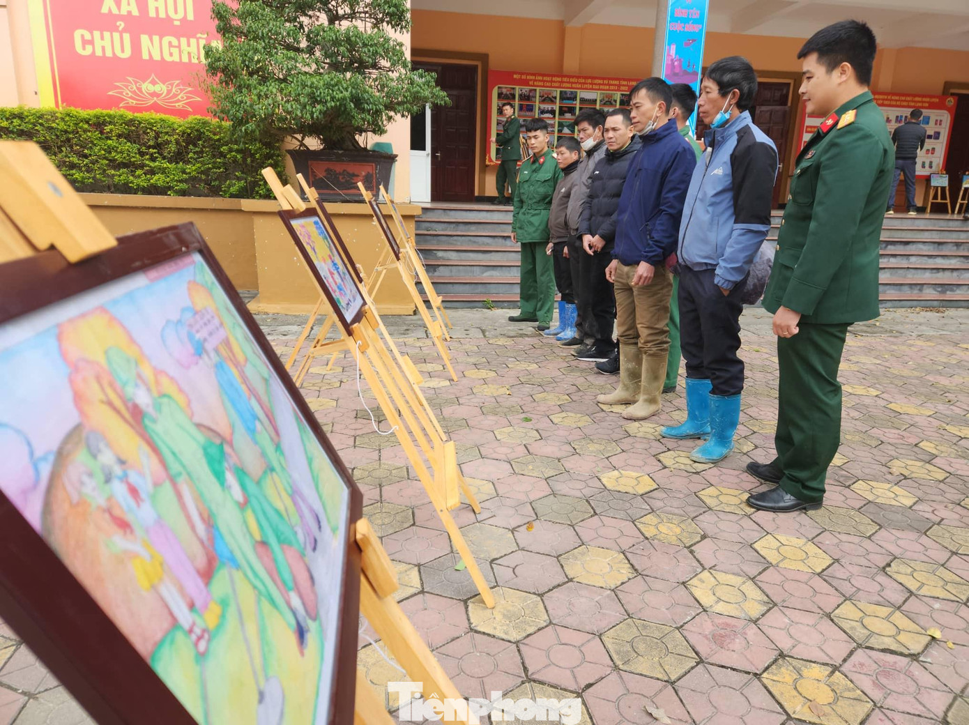 Tranh vẽ về phòng tránh bom mìn của học sinh Lạng Sơn thu hút sự chú ý của đông đảo cán bộ, chiến sĩ và nhân dân - Ảnh: Duy Chiến Tranh vẽ về phòng tránh bom mìn của học sinh Lạng Sơn thu hút sự chú ý của đông đảo cán bộ, chiến sĩ và nhân dân - Ảnh: Duy Chiến