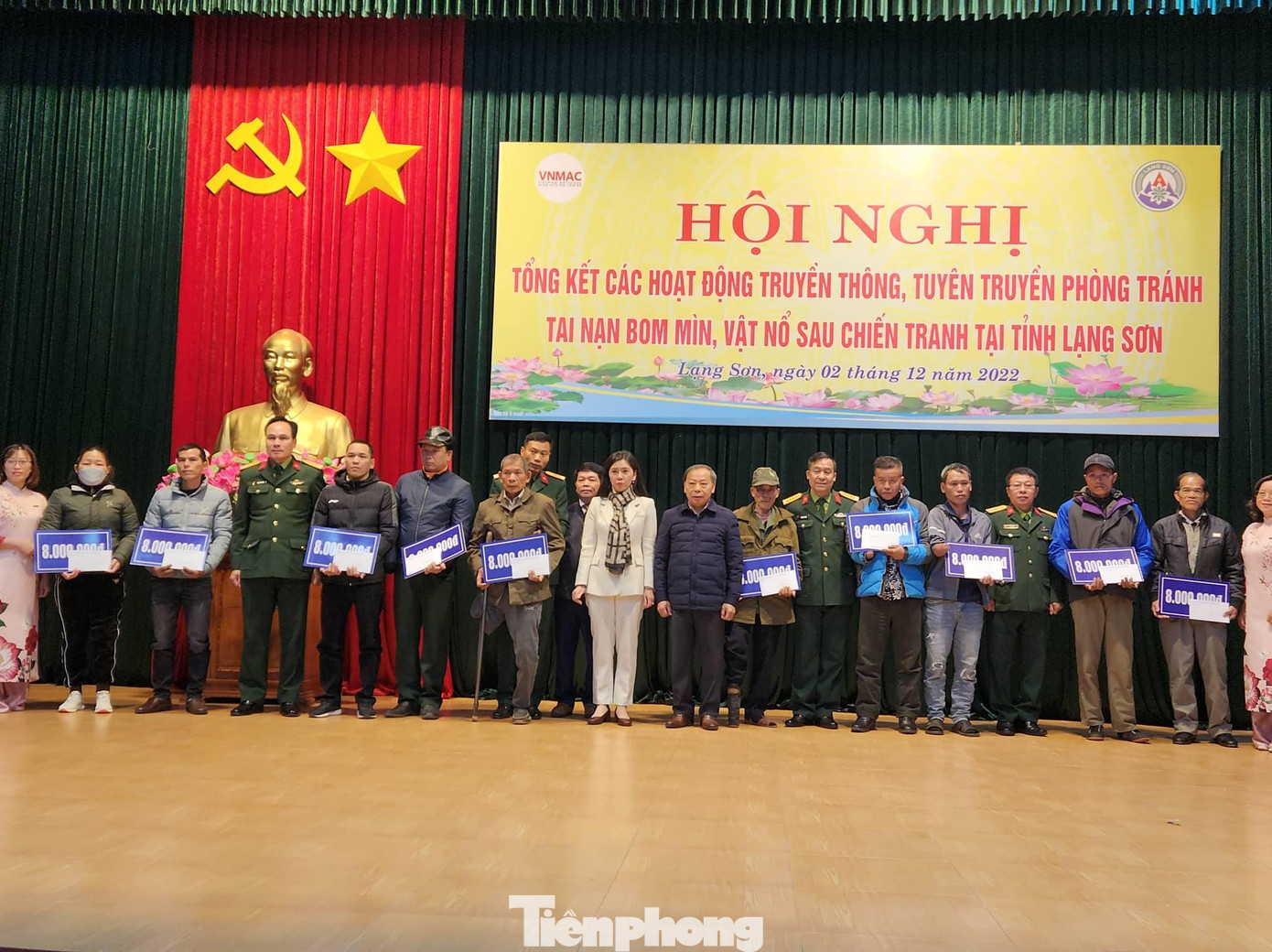 Trao quà sinh kế cho 10 gia đình nạn nhân bom mìn - Ảnh: Duy Chiến Trao quà sinh kế cho 10 gia đình nạn nhân bom mìn - Ảnh: Duy Chiến