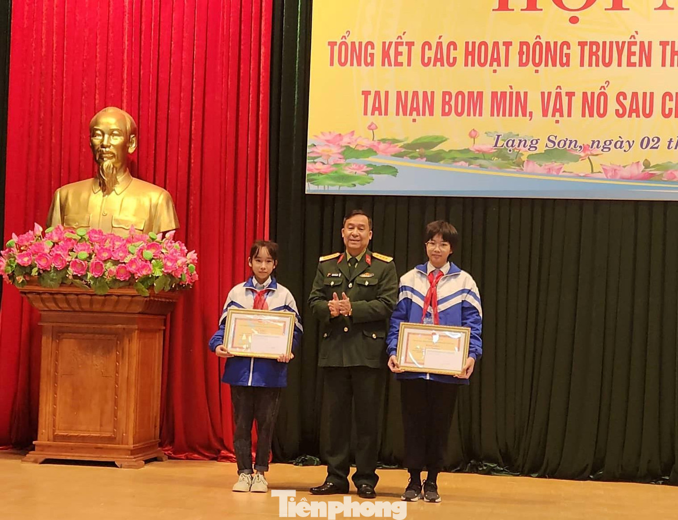Hai em Trần Mai Hoa, trường THCS Cao Lộc và Hoàng Thu Giang, trường THCS Đồng Đăng xuất sắc đoạt giải Nhất cuộc thi "Đại sứ học đường phòng tránh bom mìn" - Ảnh: Duy Chiến Hai em Trần Mai Hoa, trường THCS Cao Lộc và Hoàng Thu Giang, trường THCS Đồng Đăng xuất sắc đoạt giải Nhất cuộc thi "Đại sứ học đường phòng tránh bom mìn" - Ảnh: Duy Chiến