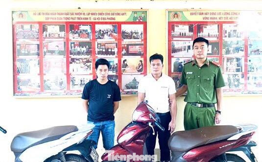 Hai đối tượng Dương Công Vững và Dương Ngọc Sơn khai nhận đã tham gia mua giấy tờ mô tô giả -Ảnh: H.T