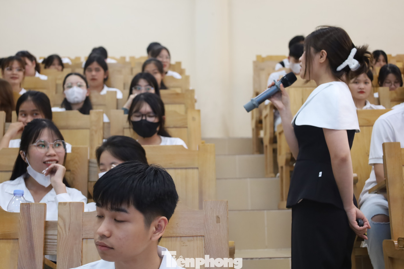 Trao đổi thẳng thắn, chân tình với sinh viên. Trao đổi thẳng thắn, chân tình với sinh viên.