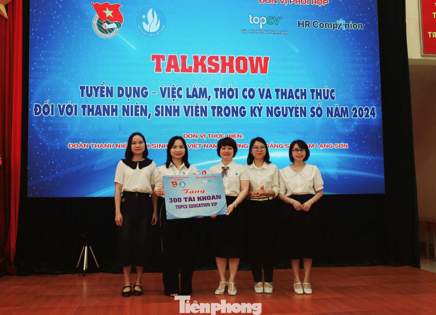 Trao tặng các tài khoản TopCV Education VIP. Ảnh: Duy Chiến Trao tặng các tài khoản TopCV Education VIP. Ảnh: Duy Chiến