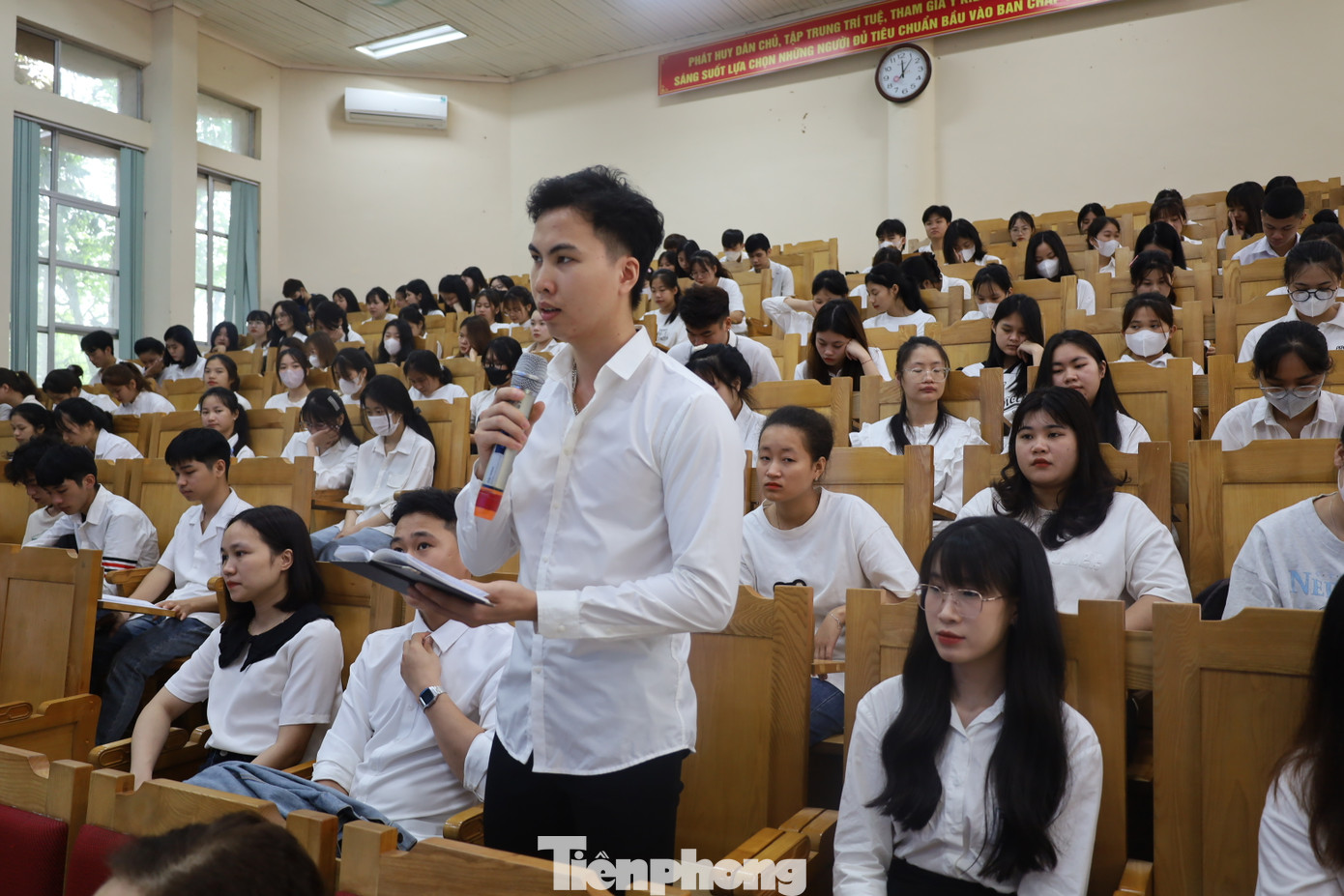 Nhiều câu hỏi thiết thực gắn với đời sống, sinh hoạt của sinh viên được các bạn trẻ Lạng Sơn đặt ra. Ảnh: Duy Chiến Nhiều câu hỏi thiết thực gắn với đời sống, sinh hoạt của sinh viên được các bạn trẻ Lạng Sơn đặt ra. Ảnh: Duy Chiến