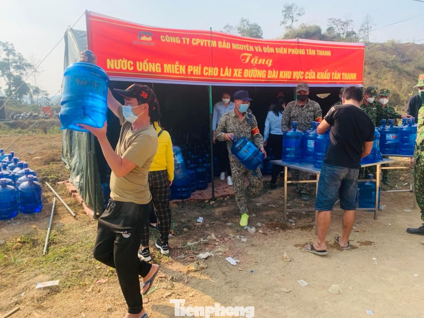 Anh Tuấn (ngoài cùng bìa trái), đổi vỏ bình lấy bình nước sạch mang về chỗ đỗ xe cho anh em dùng chung -Ảnh: Duy Chiến Anh Tuấn (ngoài cùng bìa trái), đổi vỏ bình lấy bình nước sạch mang về chỗ đỗ xe cho anh em dùng chung -Ảnh: Duy Chiến