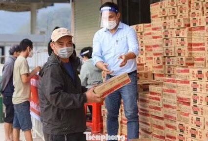 Công ty CPVTTM Bảo Nguyên tổ chức phát trên 1000 thùng mì tôm cho lái xe và người lao động tại cửa khẩu Tân Thanh Thời gian qua, Công ty CP Hữu Nghị Xuân Cương phối hợp với các cơ quan, đơn vị tổ chức nhiều hoạt động để trợ giúp lái xe đường dài đang đỗ dừng ở cửa khẩu Hữu Nghị. Năm nay, công ty tiếp tục miễn giảm tiền đi xe điện trong khu cửa khẩu - Ảnh: Duy Chiến