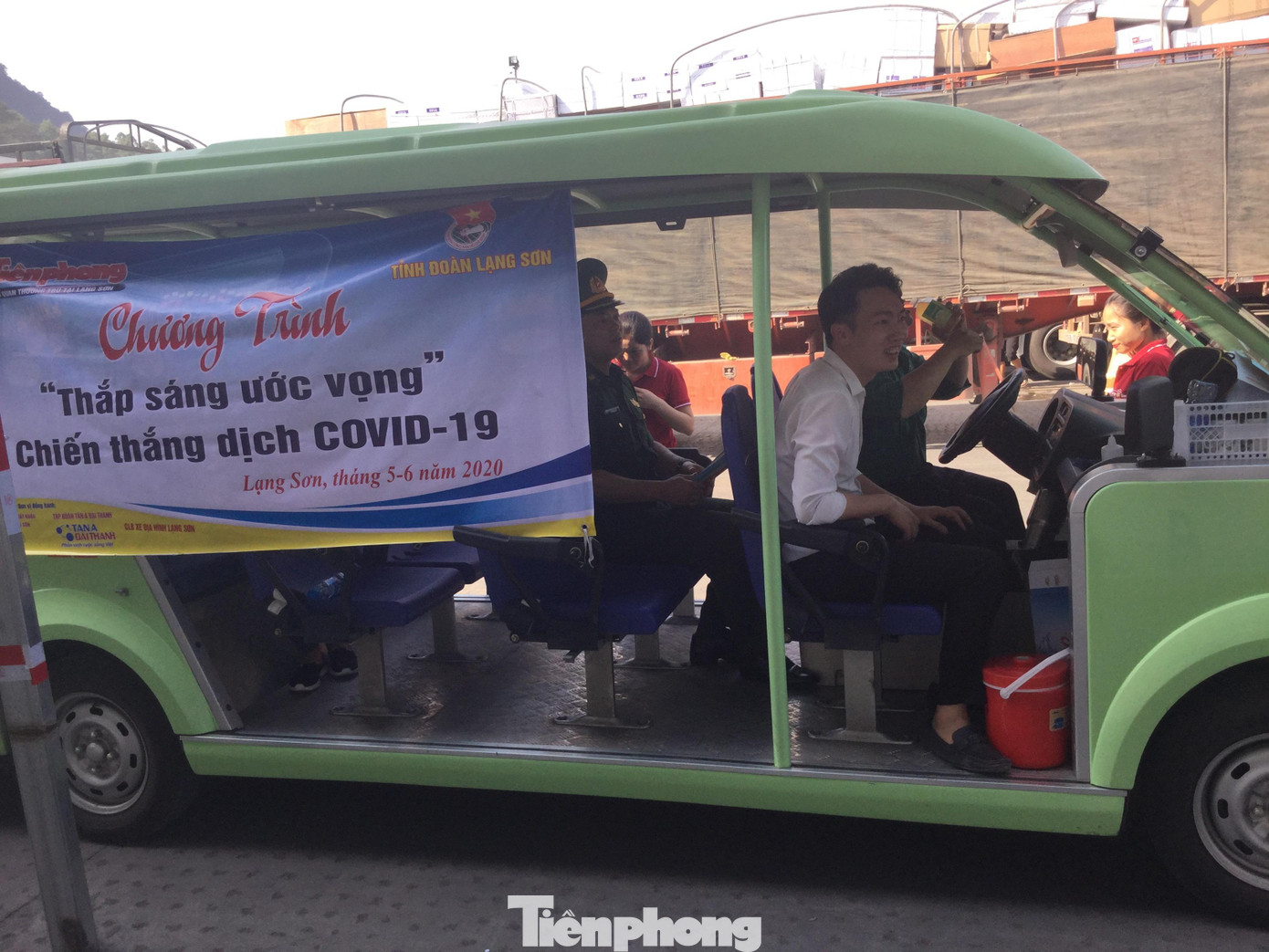 Thời gian qua, Công ty CP Hữu Nghị Xuân Cương phối hợp với các cơ quan, đơn vị tổ chức nhiều hoạt động để trợ giúp lái xe đường dài đang đỗ dừng ở cửa khẩu Hữu Nghị. Năm nay, công ty tiếp tục miễn giảm tiền đi xe điện trong khu cửa khẩu - Ảnh: Duy Chiến Thời gian qua, Công ty CP Hữu Nghị Xuân Cương phối hợp với các cơ quan, đơn vị tổ chức nhiều hoạt động để trợ giúp lái xe đường dài đang đỗ dừng ở cửa khẩu Hữu Nghị. Năm nay, công ty tiếp tục miễn giảm tiền đi xe điện trong khu cửa khẩu - Ảnh: Duy Chiến