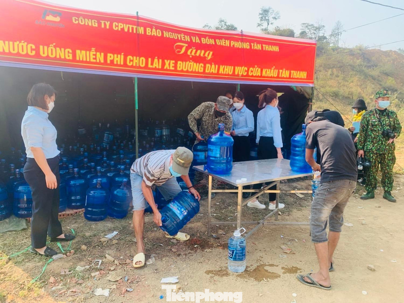 Lái xe đang đỗ dừng ở khu phi thuế quan, cửa khẩu Tân Thanh vui mừng lấy nước -Ảnh: Duy Chiến Lái xe đang đỗ dừng ở khu phi thuế quan, cửa khẩu Tân Thanh vui mừng lấy nước -Ảnh: Duy Chiến