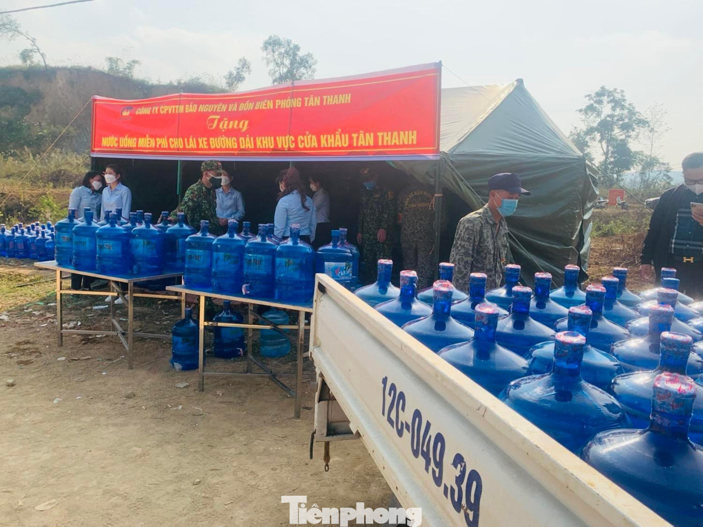 Mỗi ngày có gần 1000 bình nước được tập kết tại lán số 2 khu phi thuế quan cửa khẩu Tân Thanh để phát miễn phí cho đội ngũ lái xe -Ảnh: Duy Chiến Mỗi ngày có gần 1000 bình nước được tập kết tại lán số 2 khu phi thuế quan cửa khẩu Tân Thanh để phát miễn phí cho đội ngũ lái xe -Ảnh: Duy Chiến