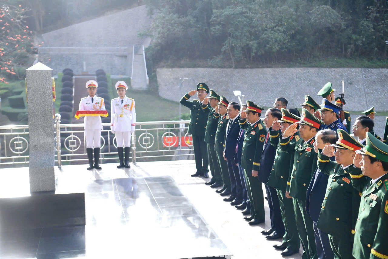 Trước khi xuất cảnh sang Trung Quốc tham dự Chương trình giao lưu hữu nghị Quốc phòng Việt - Trung lần thứ 9, Đoàn đại biểu Quốc phòng Việt Nam thực hiện nghi lễ chào cờ tại địa đầu biên giới Tổ quốc.