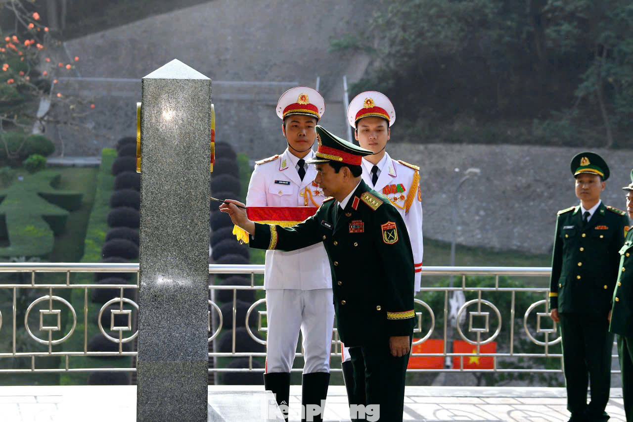 Bộ trưởng Quốc phòng Phan Văn Giang tô son cột mốc chủ quyền số 1116 tại khu vực cửa khẩu quốc tế Hữu Nghị.