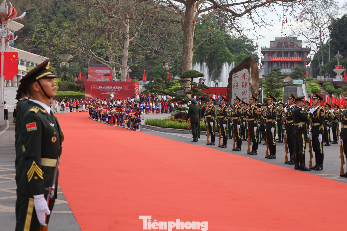 Chương trình giao lưu hữu nghị Quốc phòng Việt - Trung được tổ chức ở Trung Quốc trong sáng 16/4 gồm các hoạt động: Đón đoàn Việt Nam; tham quan Khu du lịch Hữu Nghị Quan; chụp ảnh chung; tham quan cửa khẩu thông minh tại cửa khẩu Hữu Nghị Quan; thăm Trường tiểu học số 4 thành phố Bằng Tường (Trung Quốc); tham quan Làng văn hóa khu vực biên giới. Ảnh: Duy Chiến.