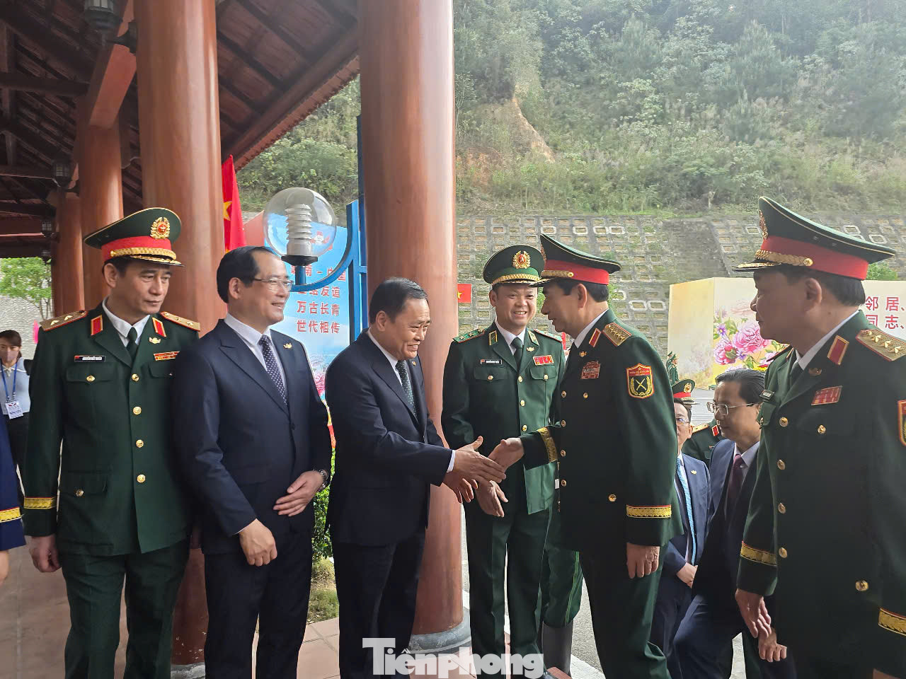 Sáng 16/4, Đoàn đại biểu cấp cao Bộ Quốc phòng Việt Nam do Đại tướng Phan Văn Giang - Ủy viên Bộ Chính trị, Phó Bí thư Quân uỷ Trung ương, Bộ trưởng Bộ Quốc phòng, làm Trưởng đoàn đã có mặt tại cửa khẩu quốc tế Hữu Nghị (huyện Cao Lộc, tỉnh Lạng Sơn). Tại đây, Bộ trưởng Phan Văn Giang ân cần thăm hỏi, chúc sức khỏe lãnh đạo các bộ, ngành và tỉnh Lạng Sơn. Ảnh: Duy Chiến.