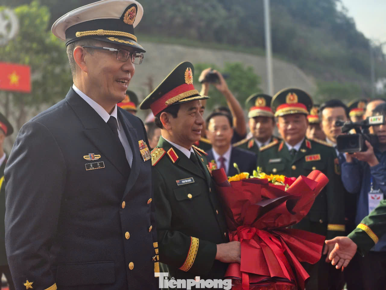 Hai Bộ trưởng Quốc phòng Việt Nam - Trung Quốc đồng chủ trì Chương trình Giao lưu hữu nghị Quốc phòng hai nước. Ảnh: Duy Chiến.