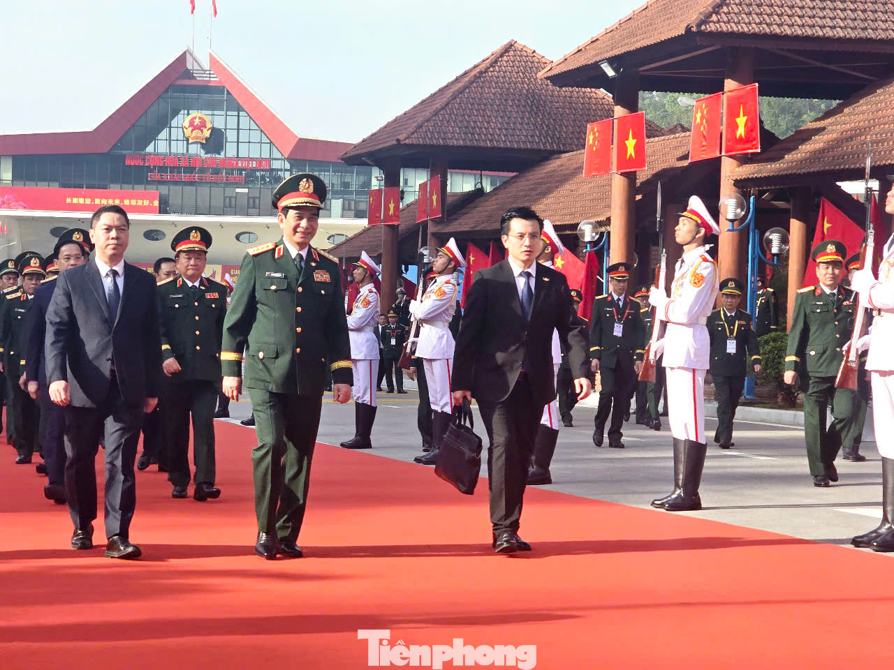 Khoảng 7h30 sáng 16/4, Bộ trưởng Bộ Quốc phòng Phan Văn Giang đến km số 0, xuất cảnh sang Quảng Tây (Trung Quốc) tham dự các hoạt động Giao lưu hữu nghị Quốc phòng Việt Nam - Trung Quốc lần thứ 9. Ảnh: Duy Chiến.