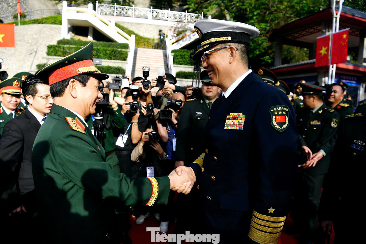 Thượng tướng Đổng Quân - Bộ trưởng Bộ Quốc phòng Trung Quốc, đón Bộ trưởng Phan Văn Giang tại cửa khẩu quốc tế.