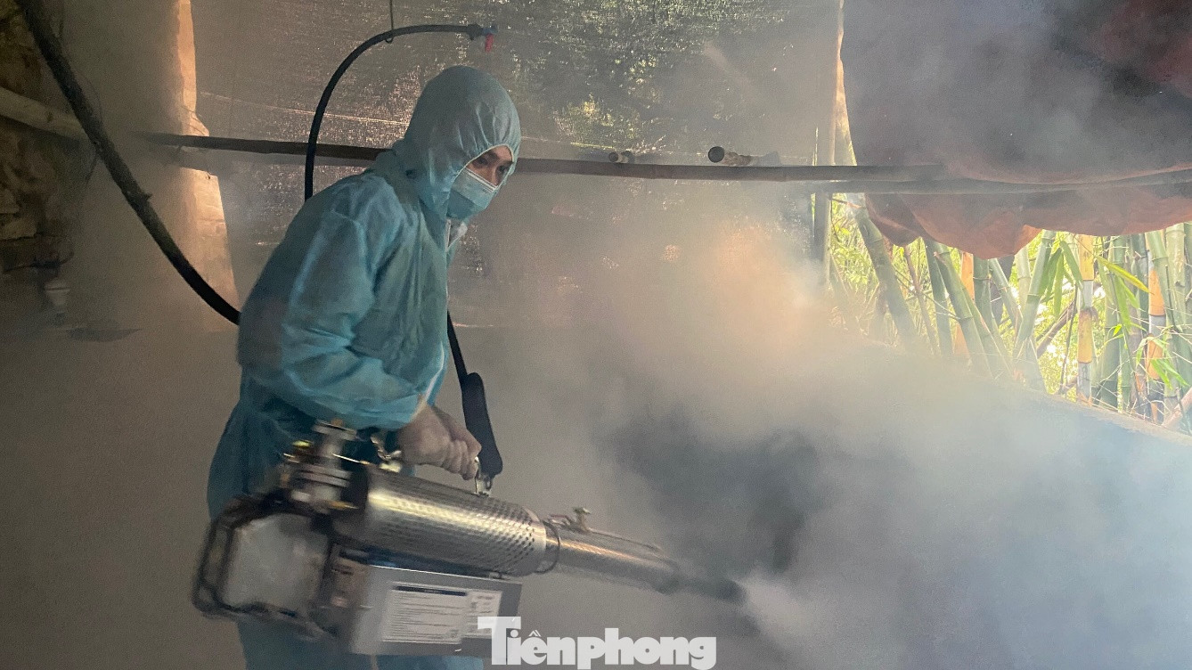 Đơn vị chức năng ở Lạng Sơn phun tiêu độc khử trùng khu chuồng trại, khống chế dịch bệnh lây lan. Đơn vị chức năng ở Lạng Sơn phun tiêu độc khử trùng khu chuồng trại, khống chế dịch bệnh lây lan.