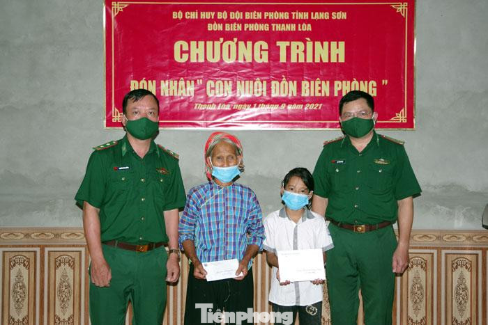 Em Hứa Thị Nguyệt Anh và bà vui mừng trước sự quan tâm của Đồn Biên phòng Thanh Lòa -Ảnh: V. Toàn