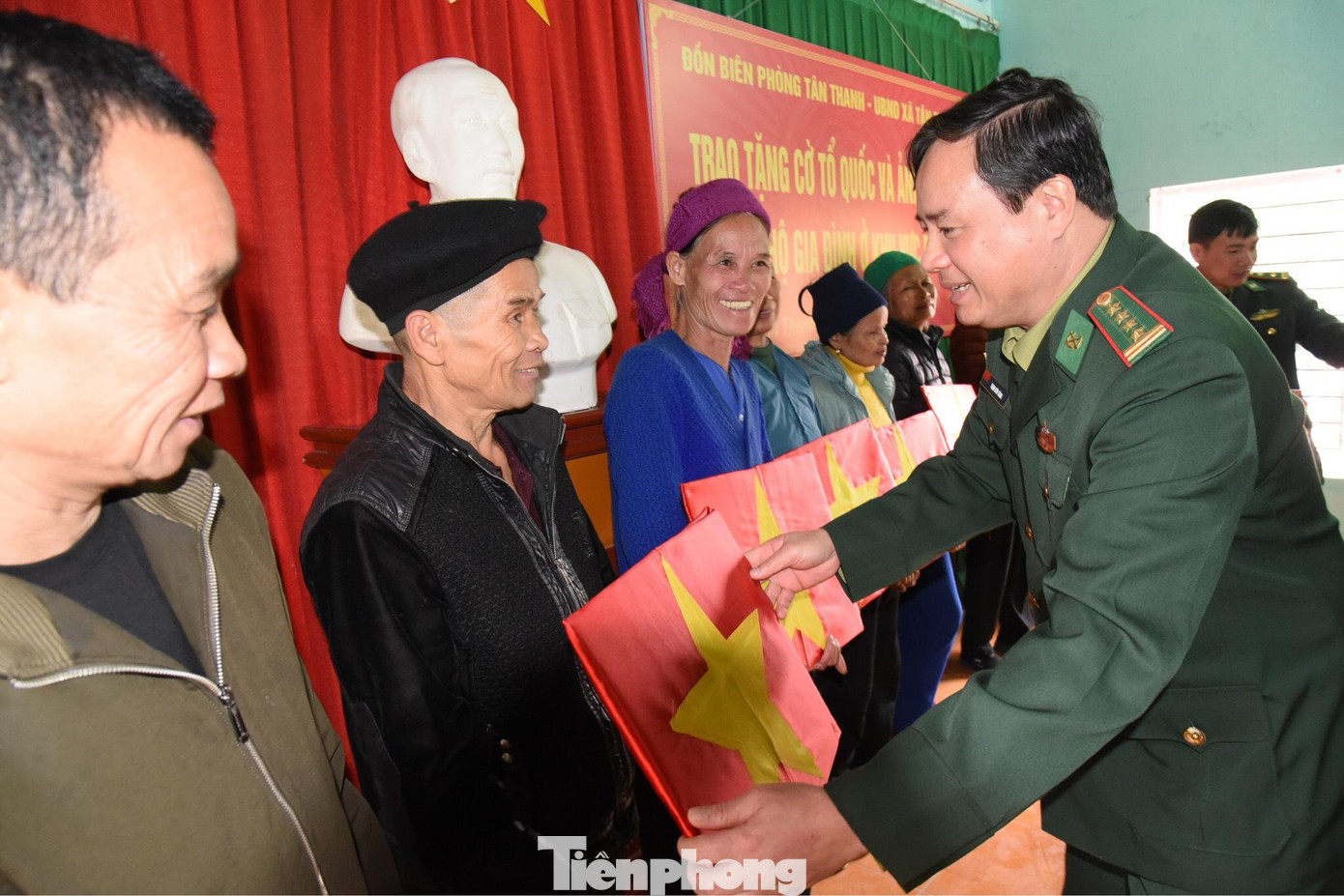 Lãnh đạo Bộ Chỉ huy Biên phòng tỉnh Lạng Sơn thường xuyên quan tâm, tặng quà cho hộ nghèo và chỉ đạo các Đồn Biên phòng trên địa bàn đẩy mạnh mô hình "Con nuôi Biên phòng" -Ảnh: Duy Chiến