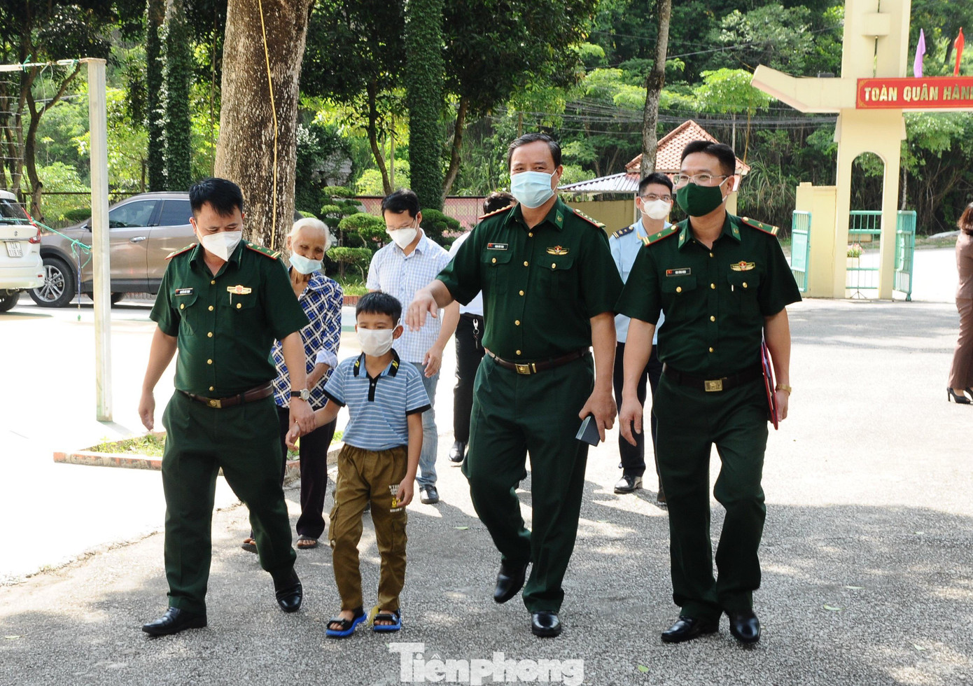 Em Nguyễn Thiên Ân (giữa) vui mừng được Đồn Biên phòng Tân Thanh (Văn Lãng, Lạng Sơn) đón về nuôi, cho ăn học. Ảnh: Duy Chiến