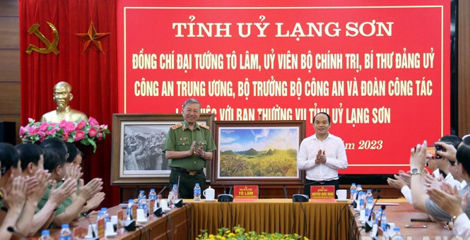 Tỉnh Lạng Sơn trao bức tranh tặng Đại tướng Tô Lâm.