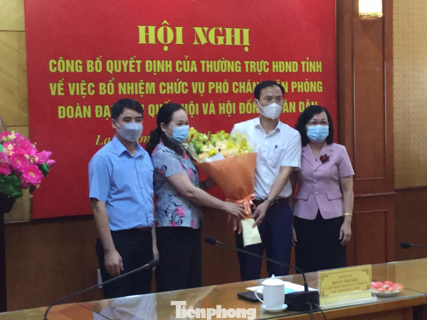 Tập thể lãnh đạo văn phòng Đoàn ĐBQH-HĐND tỉnh Lạng Sơn tặng hoa chúc mừng ông Phạm Đức Toàn -Ảnh: Duy Chiến