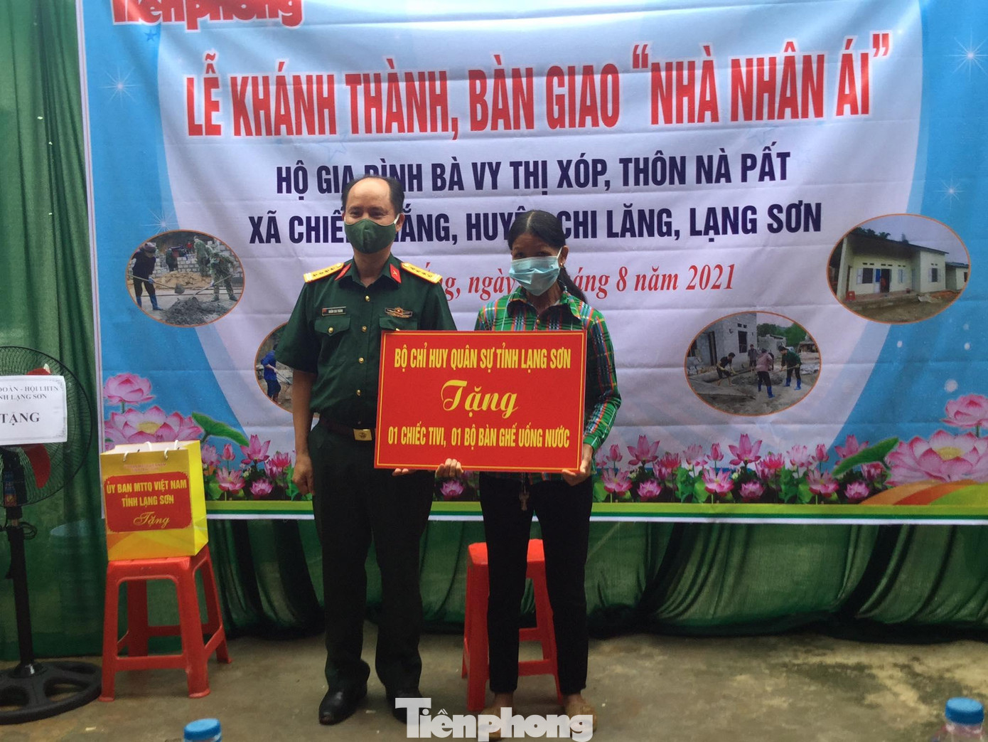 Đại tá Nhâm Cao Thành, tân Phó Chính ủy Bộ CHQS tỉnh (bìa trái) tặng quà hỗ trợ cho hộ nghèo ở Lạng Sơn -Ảnh: Duy Chiến