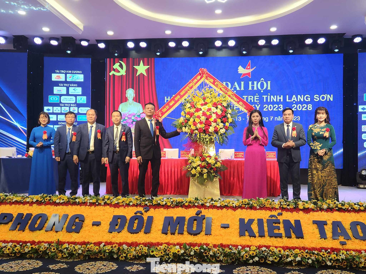 Lãnh đạo UBND tỉnh Lạng Sơn tặng hoa chúc mừng Đại hội. Ảnh: Duy Chiến Lãnh đạo UBND tỉnh Lạng Sơn tặng hoa chúc mừng Đại hội. Ảnh: Duy Chiến